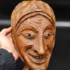 Ręcznie rzeźbiona maska z drewna H.R. 30x28 dekoracja folk art