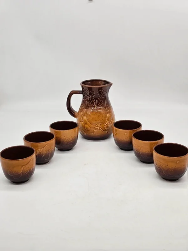 Niemiecki zestaw Ceramiczny dzbanek + 6 czarek relief winogrona vintage