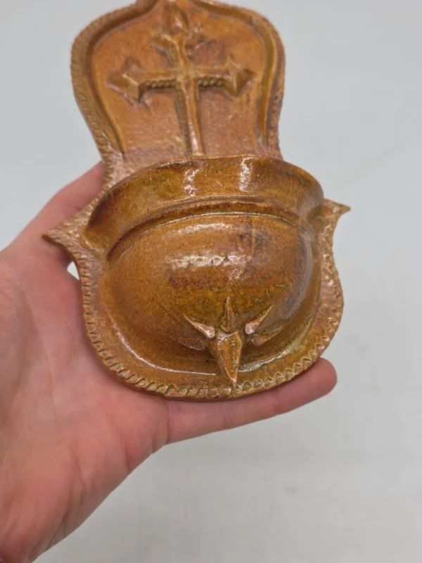 Kropielnica ścienna ceramiczna krzyż vintage ręcznie zdobiona 20 cm