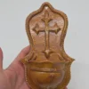 Kropielnica ścienna ceramiczna krzyż vintage ręcznie zdobiona 20 cm