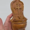 Kropielnica ścienna ceramiczna krzyż vintage ręcznie zdobiona 20 cm
