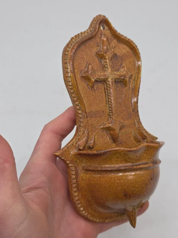 Kropielnica ścienna ceramiczna krzyż vintage ręcznie zdobiona 20 cm