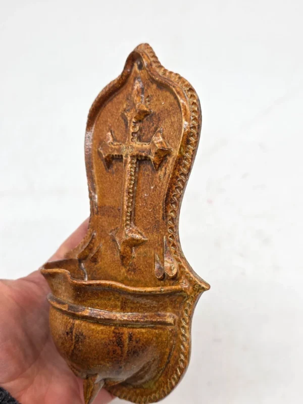 Kropielnica ścienna ceramiczna krzyż vintage ręcznie zdobiona 20 cm
