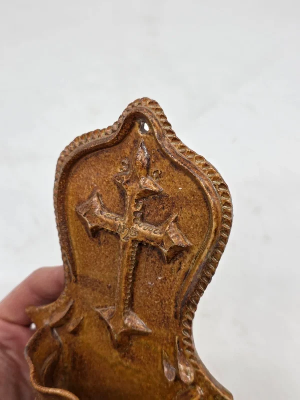 Kropielnica ścienna ceramiczna krzyż vintage ręcznie zdobiona 20 cm