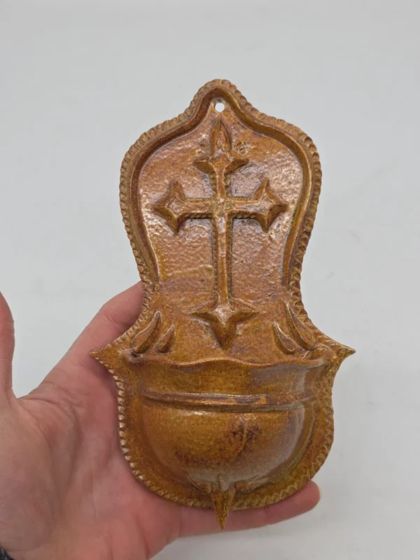 Kropielnica ścienna ceramiczna krzyż vintage ręcznie zdobiona 20 cm