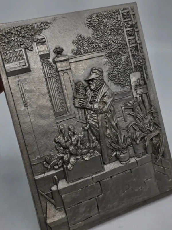 Metalowa plakieta ścienna relief ogrodnik z kaktusem vintage 22x29