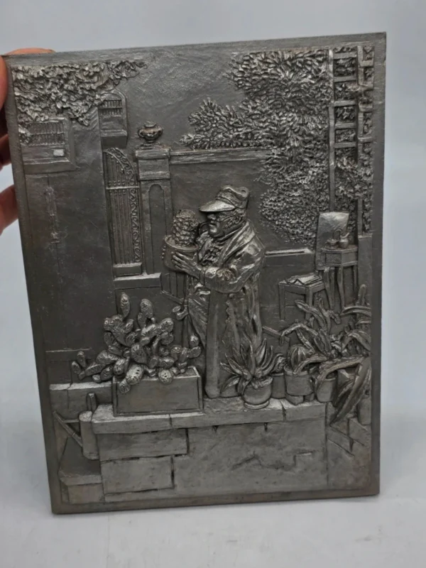 Metalowa plakieta ścienna relief ogrodnik z kaktusem vintage 22x29