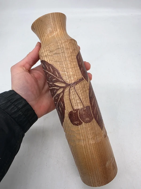 Drewniany wazon 29 cm motyw wiśni ręcznie rzeźbiony vintage