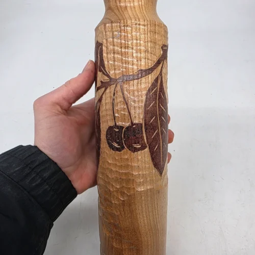 Drewniany wazon 29 cm motyw wiśni ręcznie rzeźbiony vintage
