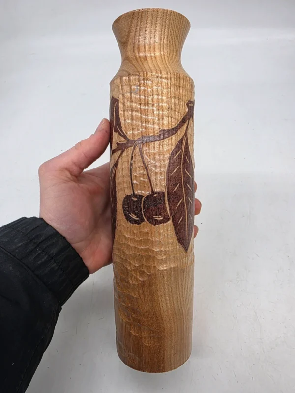 Drewniany wazon 29 cm motyw wiśni ręcznie rzeźbiony vintage
