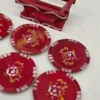 Komplet drewnianych podkładek folk 6 sztuk ze stojakiem czerwone ręcznie malowane vintage