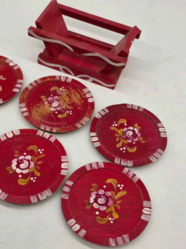 Komplet drewnianych podkładek folk 6 sztuk ze stojakiem czerwone ręcznie malowane vintage
