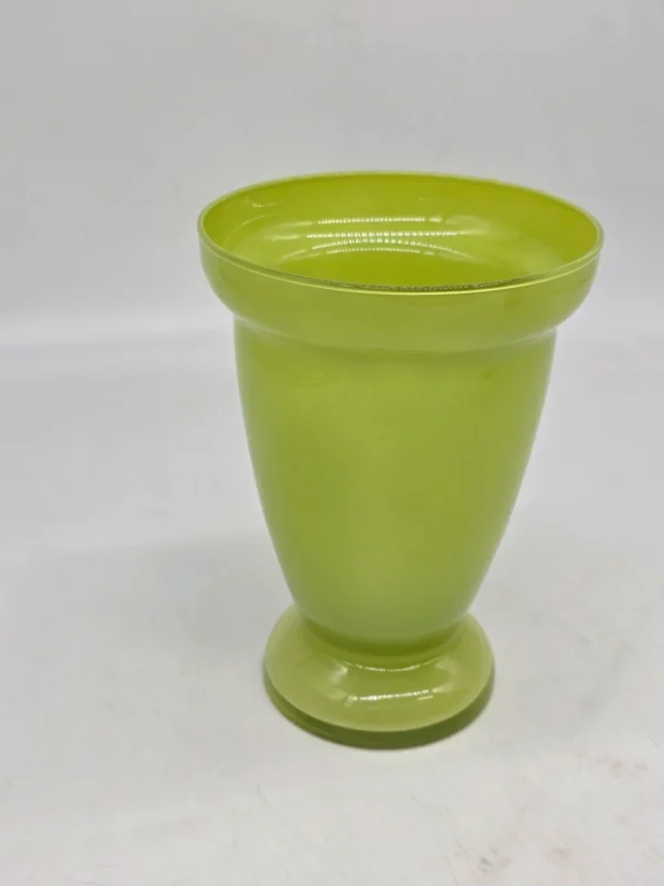 Wazon ze szkła dmuchanego limonkowa zieleń 20 cm vintage