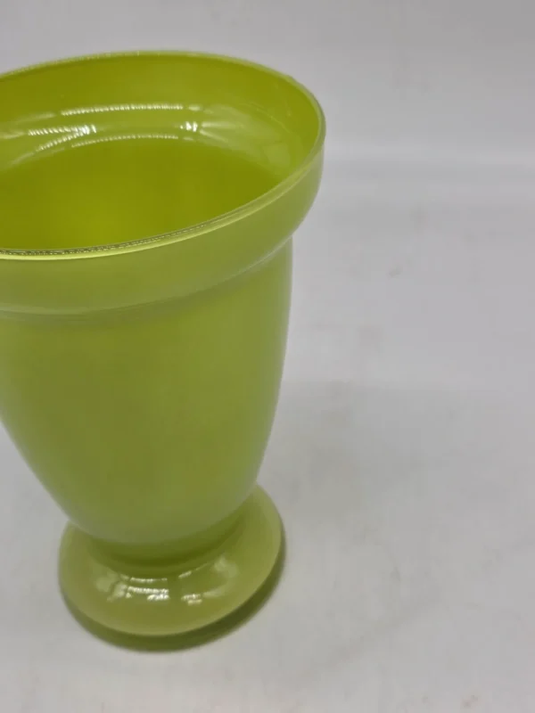 Wazon ze szkła dmuchanego limonkowa zieleń 20 cm vintage