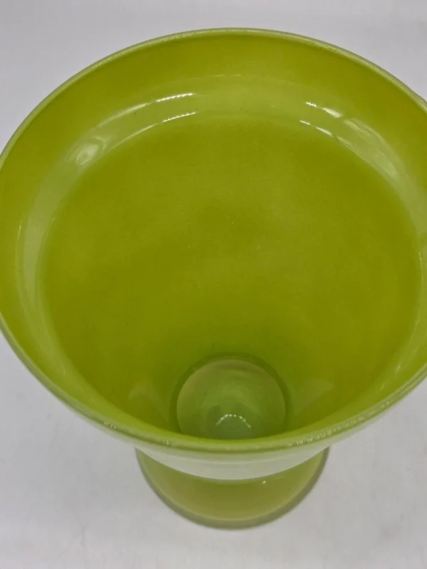 Wazon ze szkła dmuchanego limonkowa zieleń 20 cm vintage