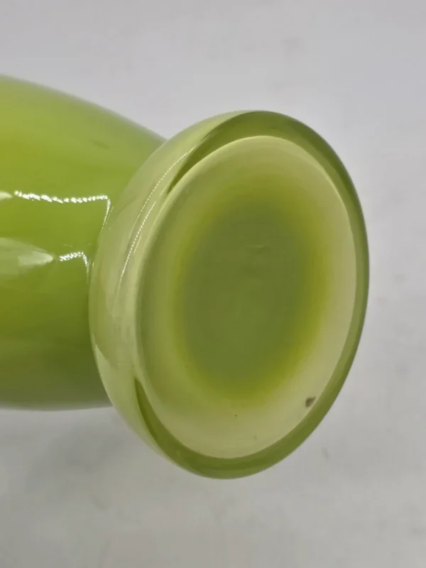 Wazon ze szkła dmuchanego limonkowa zieleń 20 cm vintage