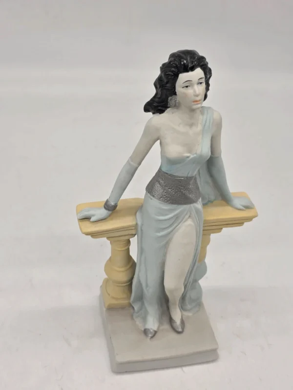 Figurka dekoracyjna kobieta przy balustradzie 25 cm