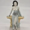 Figurka dekoracyjna kobieta przy balustradzie 25 cm