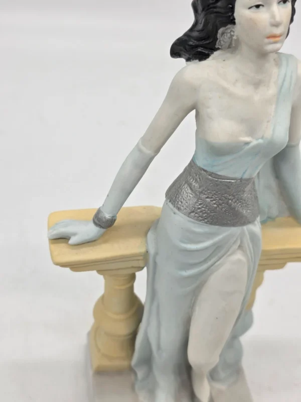 Figurka dekoracyjna kobieta przy balustradzie 25 cm
