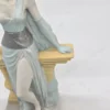 Figurka dekoracyjna kobieta przy balustradzie 25 cm