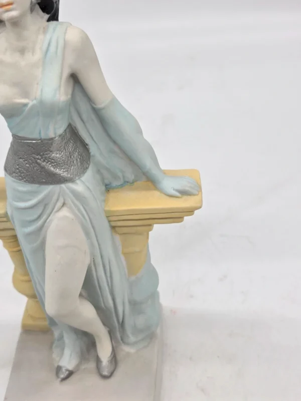 Figurka dekoracyjna kobieta przy balustradzie 25 cm