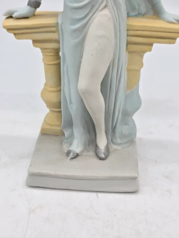 Figurka dekoracyjna kobieta przy balustradzie 25 cm