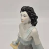 Figurka dekoracyjna kobieta przy balustradzie 25 cm