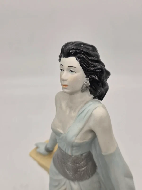 Figurka dekoracyjna kobieta przy balustradzie 25 cm