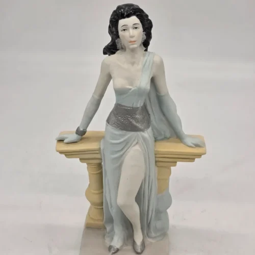 Figurka dekoracyjna kobieta przy balustradzie 25 cm