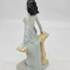 Figurka dekoracyjna kobieta przy balustradzie 25 cm