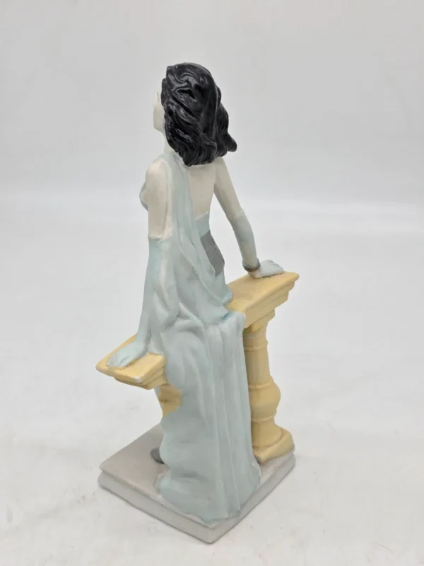 Figurka dekoracyjna kobieta przy balustradzie 25 cm
