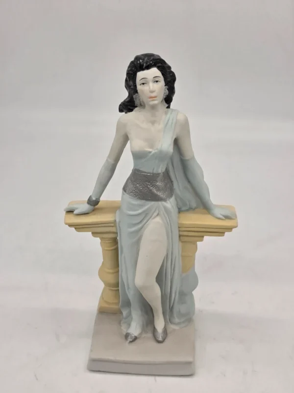 Figurka dekoracyjna kobieta przy balustradzie 25 cm