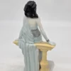 Figurka dekoracyjna kobieta przy balustradzie 25 cm