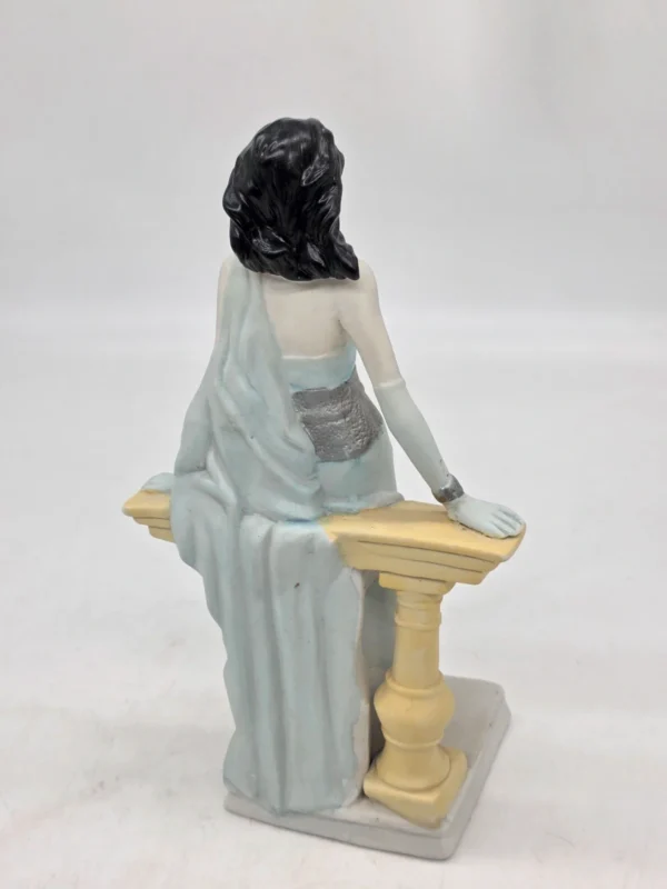 Figurka dekoracyjna kobieta przy balustradzie 25 cm