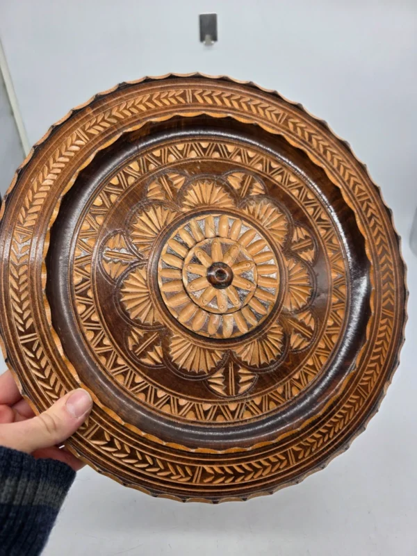 Ręcznie rzeźbiony drewniany talerz dekoracyjny 33 cm