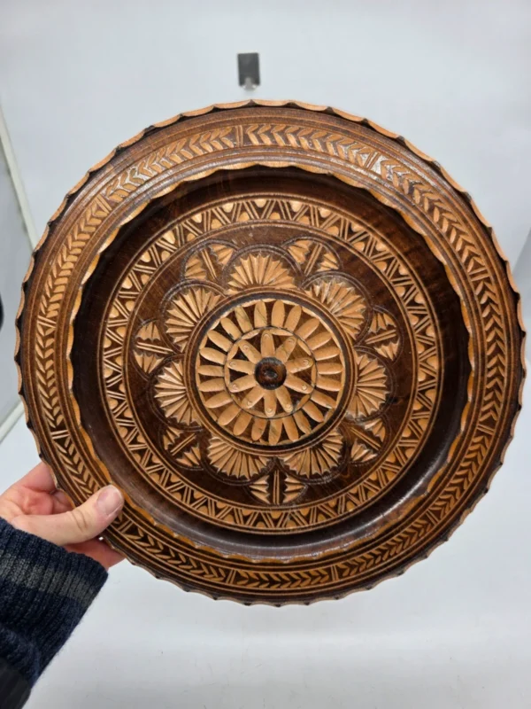 Ręcznie rzeźbiony drewniany talerz dekoracyjny 33 cm