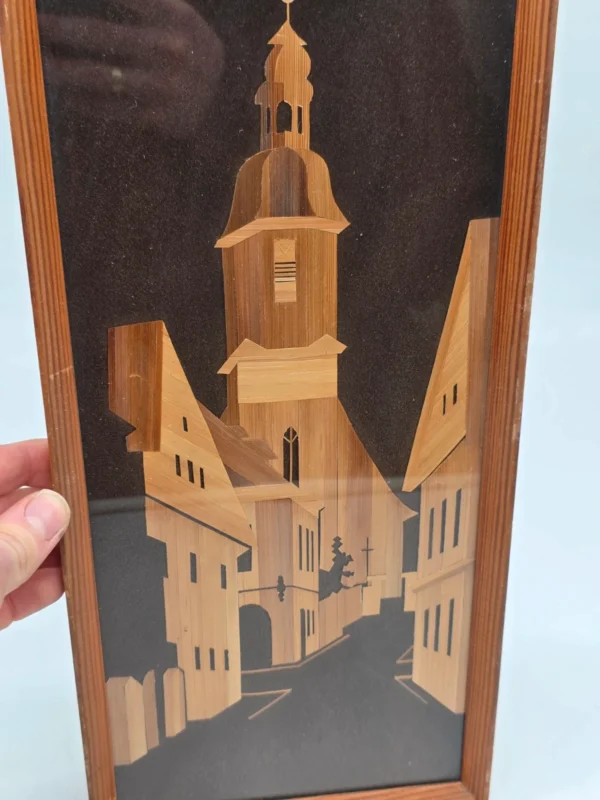 Obraz intarsja drewniana uliczka z kościołem vintage 19x42