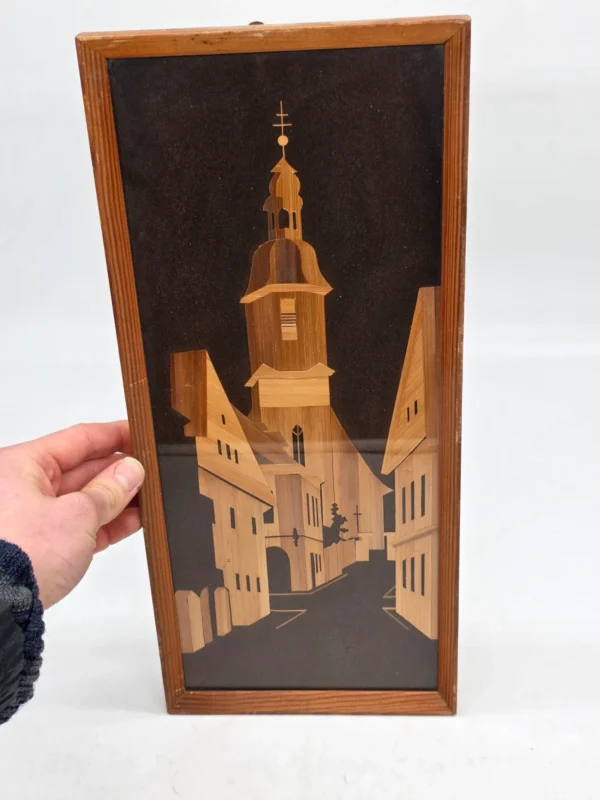 Obraz intarsja drewniana uliczka z kościołem vintage 19x42