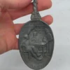 Cynowa łyżka dekoracyjna Volendam Holandia scenka rodzajowa 22 cm