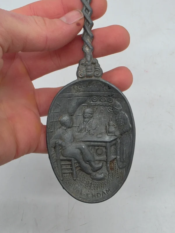 Cynowa łyżka dekoracyjna Volendam Holandia scenka rodzajowa 22 cm