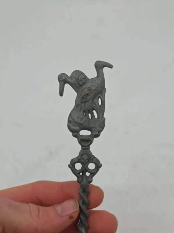 Cynowa łyżka dekoracyjna Volendam Holandia scenka rodzajowa 22 cm