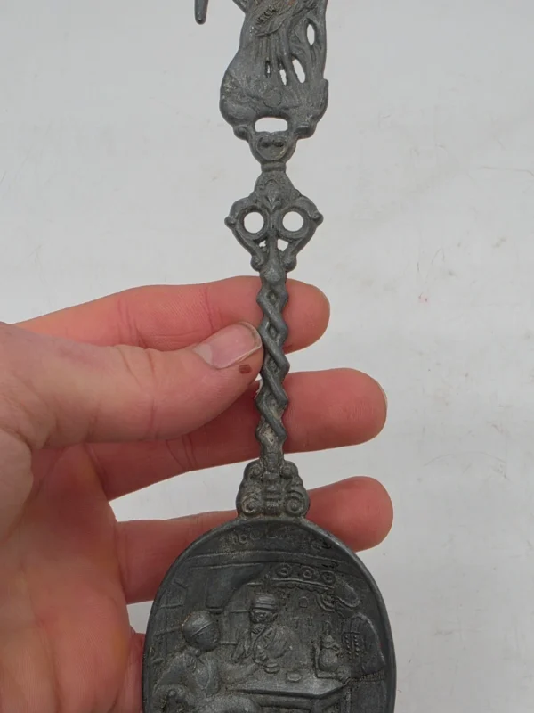 Cynowa łyżka dekoracyjna Volendam Holandia scenka rodzajowa 22 cm