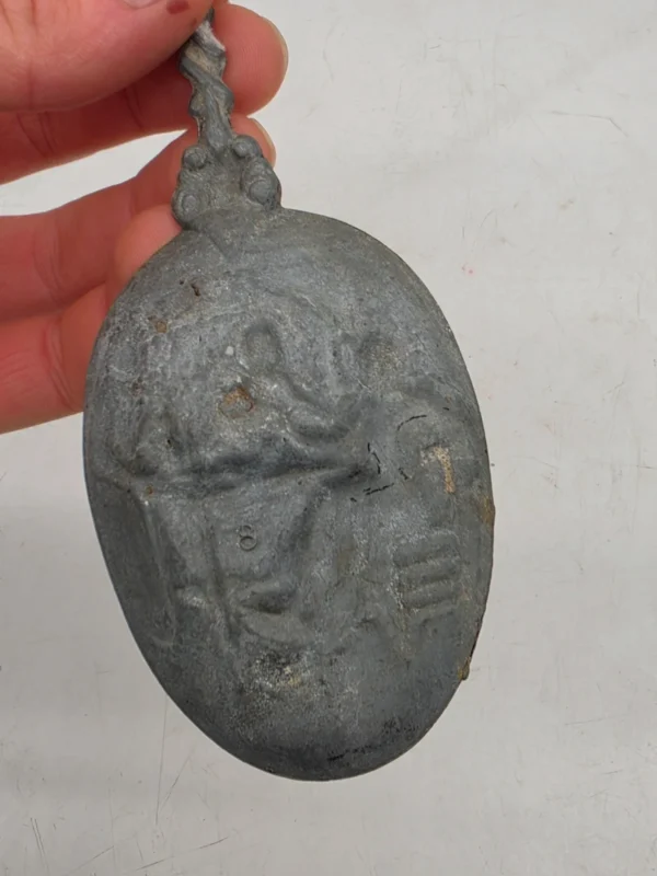 Cynowa łyżka dekoracyjna Volendam Holandia scenka rodzajowa 22 cm