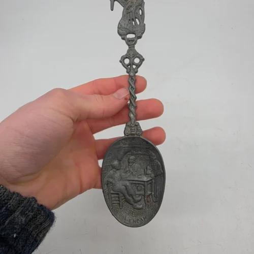 Cynowa łyżka dekoracyjna Volendam Holandia scenka rodzajowa 22 cm