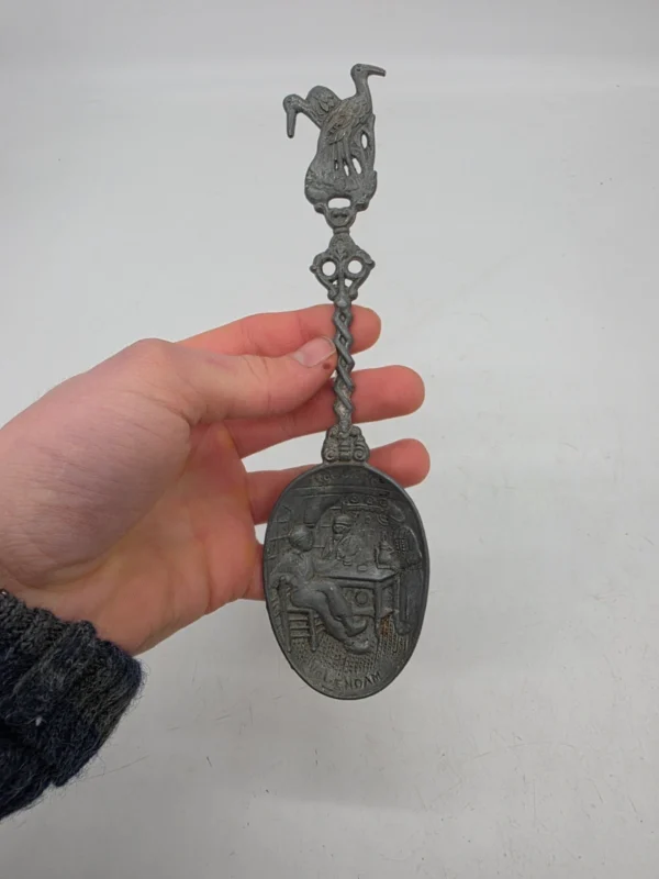 Cynowa łyżka dekoracyjna Volendam Holandia scenka rodzajowa 22 cm