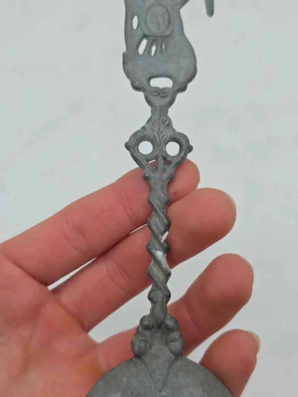 Cynowa łyżka dekoracyjna Volendam Holandia scenka rodzajowa 22 cm