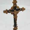 Krzyż stojący metalowy crucyfiks czarny ze złotym antyk 24 cm