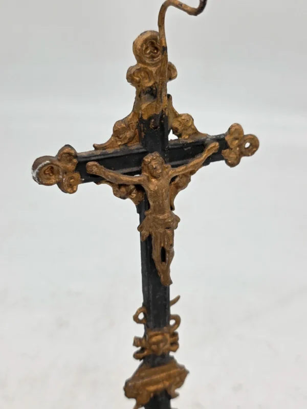 Krzyż stojący metalowy crucyfiks czarny ze złotym antyk 24 cm
