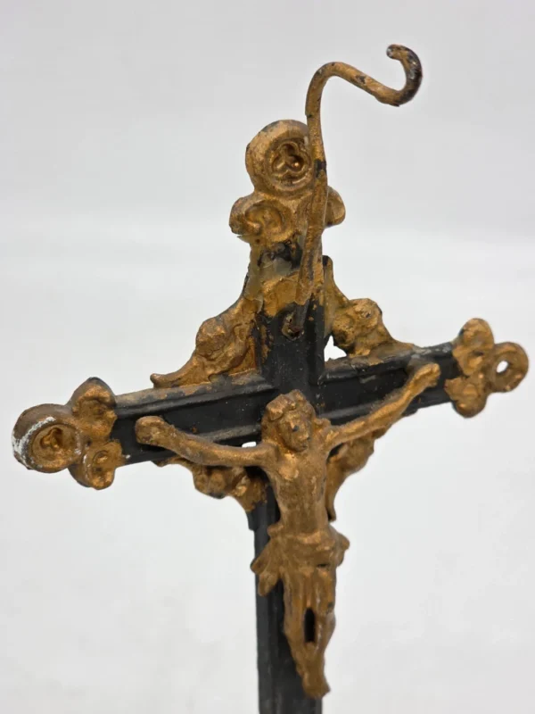 Krzyż stojący metalowy crucyfiks czarny ze złotym antyk 24 cm