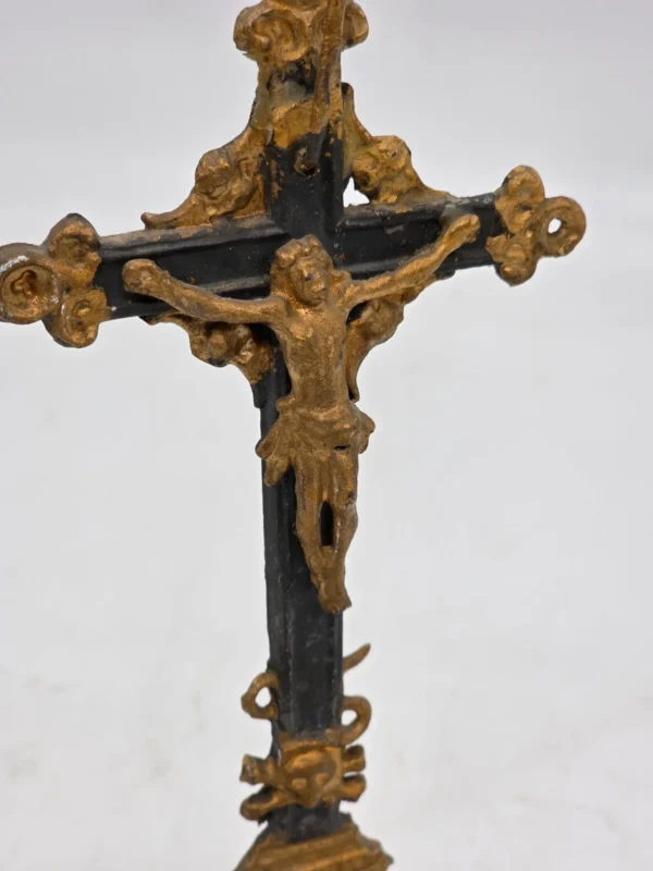 Krzyż stojący metalowy crucyfiks czarny ze złotym antyk 24 cm